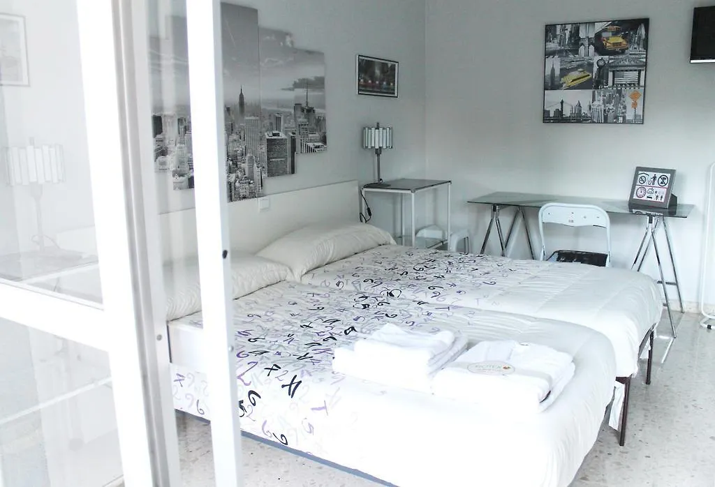 مالقة Station2B Bed And Breakfast فندق مبيت وإفطار