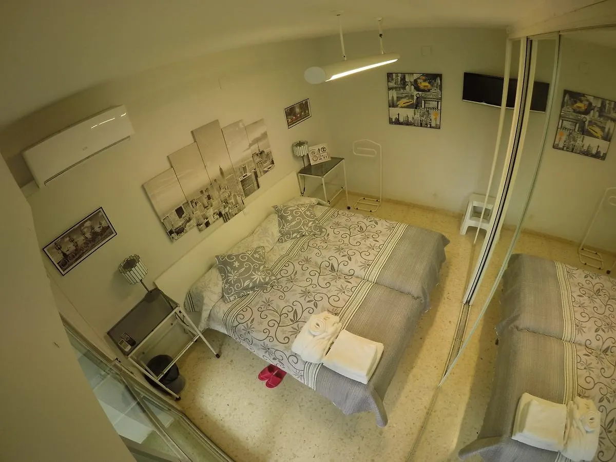 مالقة Station2B Bed And Breakfast 2*,